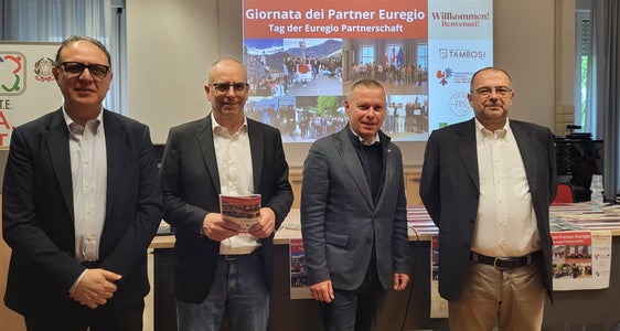 Una giornata per celebrare il gemellaggio scolastico transfrontaliero: (da sinistra) Giuseppe Rizza (sovrintendente scolastico della Provincia autonoma di Trento), Markus Dapunt (preside della FOS Marie Curie), il segretario generale dell'Euregio Christoph von Ach e Andrea Bezzi (preside dell'ITE A. Tambosi). (Foto: Euregio)