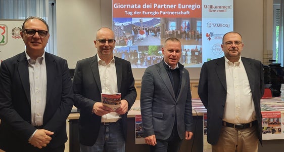 Ein Tag im Zeichen grenzüberwindender Schulpartnerschaft: (v. l.) Giuseppe Rizza (Schulamtsleiter des Landes Trentino), Markus Dapunt (Schuldirektor FOS Marie Curie), Euregio-Generalsekretär Christoph von Ach und Andrea Bezzi (Schuldirektor ITE A. Tambosi). Online zugeschaltet auch Sigrid Steiner (Direktorin der BHAK Wörgl). (Foto: Euregio)