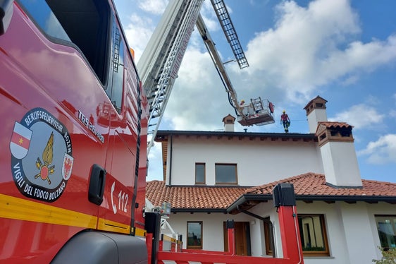 Nel comune di Pozzuolo del Friuli, a sud di Udine, due squadre dei vigili del fuoco coprono i tetti danneggiati dalla grandine con teloni di nylon e sacchi di sabbia per proteggerli dagli annunciati rovesci temporaleschi. (Foto: ASP/Corpo permanente dei Vigili del Fuoco di Bolzano)