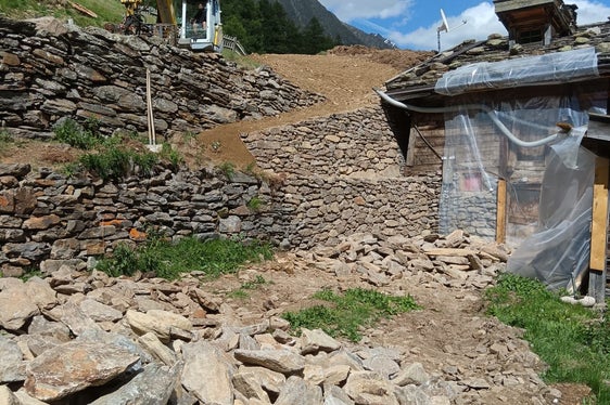 I lavori urgenti volti a proteggere l’edificio sottoposto a tutela storico-artistica nella malga Mitterkaser. (Foto: USP/Ufficio Sistemazione bacini montani ovest presso l’Agenzia per la Protezione civile)
