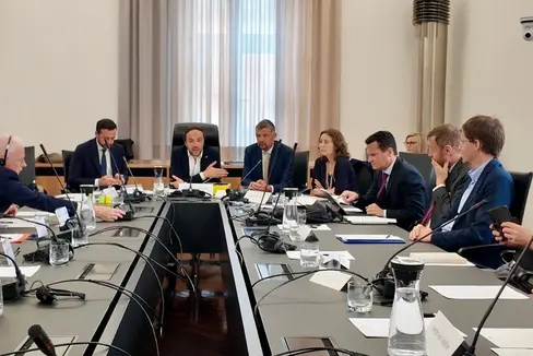 Am 9. Juni hat sich der Landeskulturbeirat mit Vertretungen der Kulturbeiräte aller drei Sprachgruppen zum zweiten Mal in Bozen getroffen, und zwar im Repräsentationssaal des Südtiroler Landtages. (Foto: LPA/Ressort Landesrat Alfreider/Bruno Benedetto)