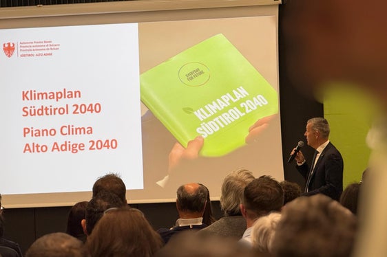 Landesrat Brunner stellte den Klimaplan Südtirol 2040 vor und erläuterte, wie Südtirol seine Klimaziele erreichen will: „Es gilt die Treibhausgasemissionen zu senken, emissionsfreie Alternativen zu forcieren und die Produktion erneuerbarer Energien zu steigern. Jeder und jede kann und muss sich an dieser Transformation beteiligen.“ (Foto: LPA/Thomas Bodner)
