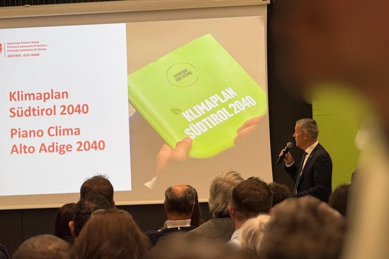 Landesrat Brunner stellte den Klimaplan Südtirol 2040 vor und erläuterte, wie Südtirol seine Klimaziele erreichen will: „Es gilt die Treibhausgasemissionen zu senken, emissionsfreie Alternativen zu forcieren und die Produktion erneuerbarer Energien zu steigern. Jeder und jede kann und muss sich an dieser Transformation beteiligen.“ (Foto: LPA/Thomas Bodner)