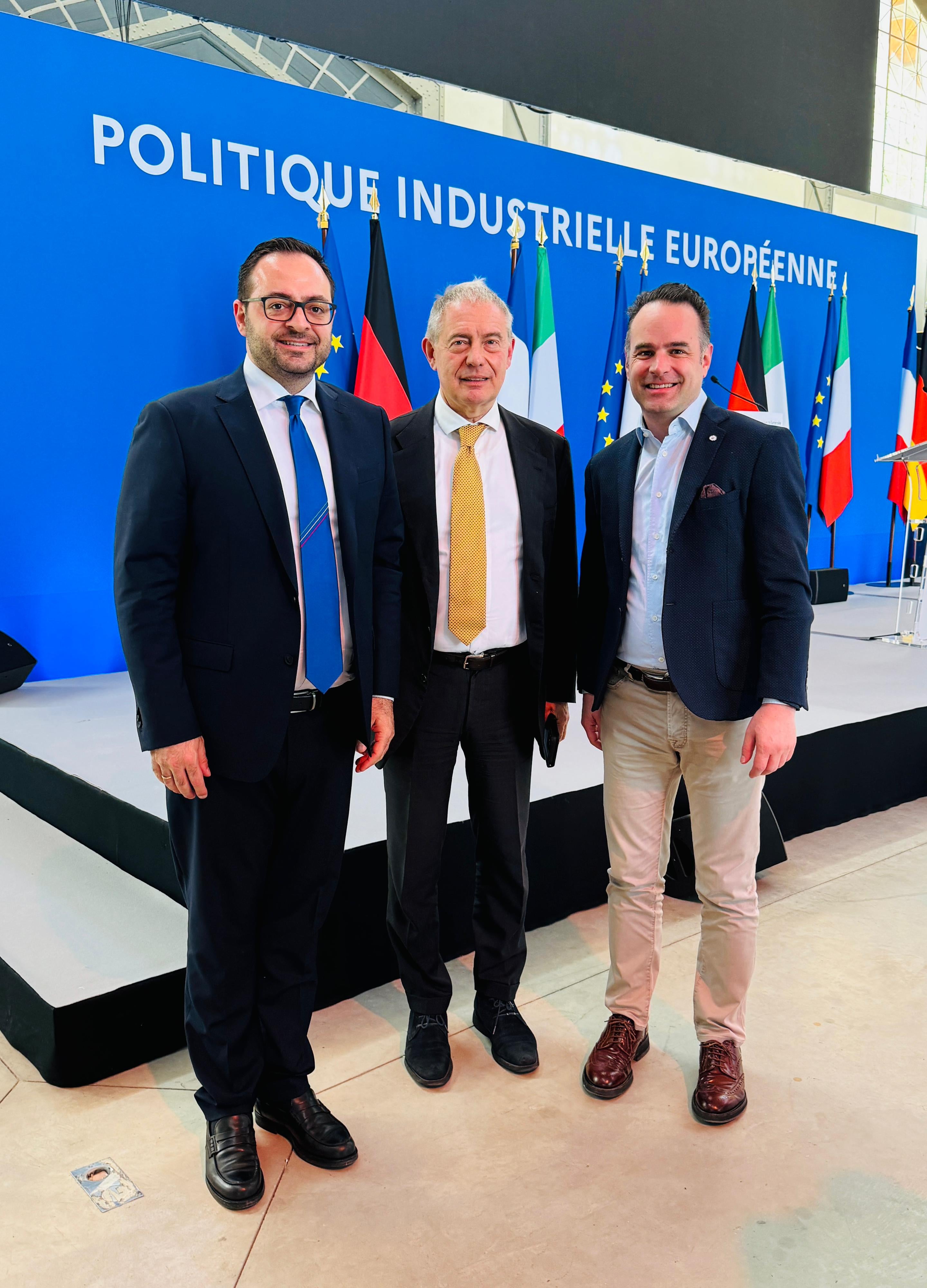 Da sinistra il vicepresidente e assessore provinciale allo Sviluppo economico Marco Galateo, il ministro per le Imprese e il Made in Italy Adolfo Urso e il ceo di Alpitronic Philipp Senoner. (Foto: ASP)