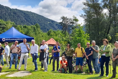 Bei der Eröffnungsfeier des Revitalisierungsprojektes Ilsterner Au: Bevölkerungsschutzlandesrat Arnold Schuler, Landeshauptmannstellvertreter und Mobilitätslandesrat Daniel Alfreider (vorne v.l.) Landschaftslandesrätin Maria Hochgruber Kuenzer (2.v.r.) (Foto: LPA/Maja Clara)