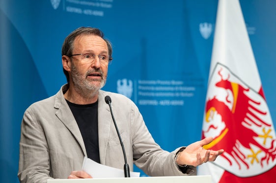 Josef Watschinger steht der Stiftung für die Unterstützung des Bildungssystems der Deutschen Bildungsdirektion als Präsident vor. Für ihn gehe es vor allem darum, Räume zu schaffen, in denen Potentiale entfaltet und miteinander verwebt werden können. (Foto: LPA/Fabio Brucculeri)