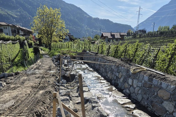 Proseguono i lavori sul torrente Mühl a Quarazze: l'immagine mostra il puntellamento già completato, in vista del proseguimento dei lavori. (Foto: USP/Ufficio sistemazione bacini montani ovest/Martin Eschgfäller)