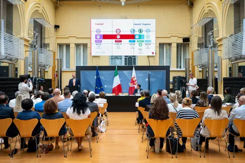 Bildungslandesrat Marco Galateo und Schulaufsichtsdirektor Vincenzo Gullotta stellten bei einer Pressekonferenz die Neuerungen des Schuljahres 2025/26 der italienischen Schulen vor. (Foto: LPA/Fabio Brucculeri)
