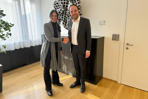 Wollen die Zusammenarbeit weiter vertiefen: Die Vorsitzende des Landesbeirates der Eltern für die deutschen Schulen, Silvia Cadamuro, und Bildungslandesrat Philipp Achammer. (Foto: LPA/Julia Fulterer)