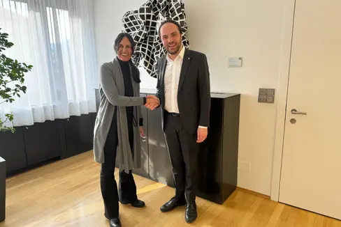 Wollen die Zusammenarbeit weiter vertiefen: Die Vorsitzende des Landesbeirates der Eltern für die deutschen Schulen, Silvia Cadamuro, und Bildungslandesrat Philipp Achammer. (Foto: LPA/Julia Fulterer)