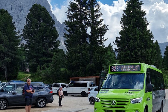 Neue Buslinien, wie zum Beispiel jene von Brixen aufs Würzjoch, machen das Wandern ohne Anfahrt mit dem Auto einfacher möglich. (Foto: LPA/Angelika Schrott)