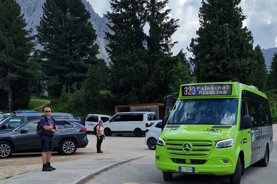 Le nuove linee di autobus, come quella da Bressanone al Passo delle Erbe, facilitano le escursioni senza l'uso dell'auto. (Foto: ASP/Angelika Schrott)