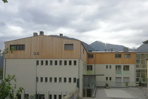 Für die Aufstockung/Erweiterung der Schulmensa in Holzbauweise erhielt die Gemeinde Mals Geldmittel aus dem Holzbaufonds des Jahres 2023. Neue Förderanträge müssen vor Baubeginn bei der Landesabteilung Forstdienst innerhalb 15. September in elektronischer Form eingereicht werden. (Foto: LPA/Landesabteilung Forstdienst/Gemeinde Mals)