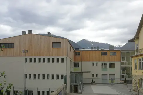 Für die Aufstockung/Erweiterung der Schulmensa in Holzbauweise erhielt die Gemeinde Mals Geldmittel aus dem Holzbaufonds des Jahres 2023. Neue Förderanträge müssen vor Baubeginn bei der Landesabteilung Forstdienst innerhalb 15. September in elektronischer Form eingereicht werden. (Foto: LPA/Landesabteilung Forstdienst/Gemeinde Mals)