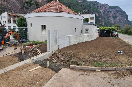 Per aumentare la protezione dalle inondazioni l'Ufficio Sistemazione bacini montani sud ha costruito muri di protezione e una diga di protezione dalle inondazioni nelle immediate vicinanze degli edifici di Laimburg. (Foto: USP/Ufficio Sistemazione bacini montani sud)