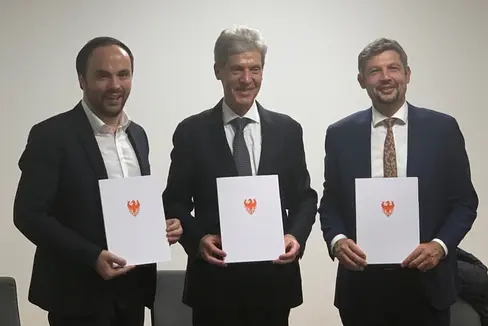 Zusammenarbeit ausbauen: Landesrat Philipp Achammer, Thüringens Minister Helmut Holter und Landesrat Daniel Alfreider nach der heutigen Unterzeichnung (Foto: LPA/Julia Fulterer)