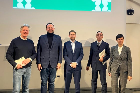 Das Trevi-Zentrum blickt auf Irland (von links nach rechts:) Franco Gaggia (Präsident CEDOCS), Landesrat Marco Galateo, Frank Bradley (Irischer Vize-Konsul in Italien), Ressortdirektor Antonio Lampis und die Direktorin des Landesamts für Zweisprachigkeit und Fremdsprachen Donatella Ricchetto. (Foto: LPA/Anna Cerrato)