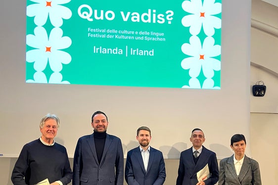 Il Trevi spalanca le sue porte all'Irlanda. Nella foto 8da sinistra) Franco Gaggia (Presidente CEDOCS), Marco Galateo (vicepresidente della Provincia e assessore alla Cultura italiana), Frank Bradley (viceconsole irlandese in Italia), Antonio Lampis (direttore del Dipartimento Cultura italiana e Sviluppo economico) e Donatella Ricchetto (Direttrice Ufficio Bilinguismo e lingue straniere). (Foto: USP/Anna Cerrato)