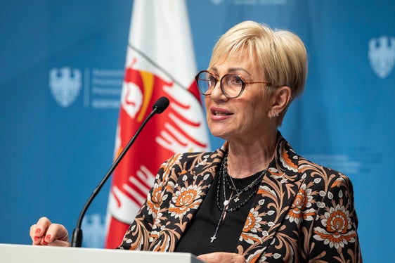 “Dignità, onore e autodeterminazione delle persone devono essere sempre al centro della nostra attenzione. Perché il modo in cui trattiamo le persone anziane dice molto della nostra società”, ha sottolineato l’assessora comunale alle Politiche sociali di Bolzano Patrizia Brillo. (Foto: USP/Fabio Brucculeri)