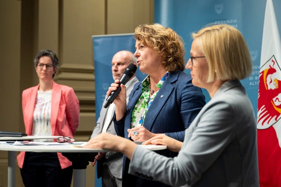 Damit das Gesetz zu Prävention, Bekämpfung und Aufarbeitung von sexualisierter Gewalt, das in dieser Form einzigartig für das gesamte Staatsgebiet ist, vom Landtag behandelt und verabschiedet werden kann, muss vorab noch die Neuregelung der Ombudsstellen abgewartet werden, erklärte Soziallandesrätin Rosmarie Pamer. (Foto: LPA/Fabio Brucculeri)