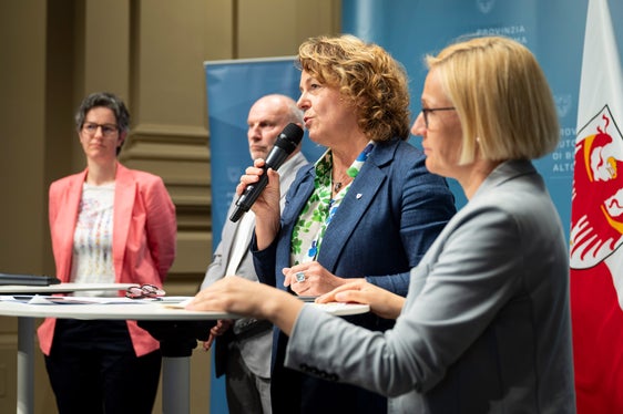 Affinché la legge sulla prevenzione, la lotta e l'elaborazione della violenza a sfondo sessuale, unica nel suo genere sul territorio nazionale, possa essere discussa e approvata dal Consiglio provinciale, è necessario attendere il nuovo regolamento da parte dell'Ufficio di presidenza del Consiglio provinciale, ha spiegato l'assessora provinciale alla Coesione sociale Rosmarie Pamer. (Foto: USP/Fabio Brucculeri)