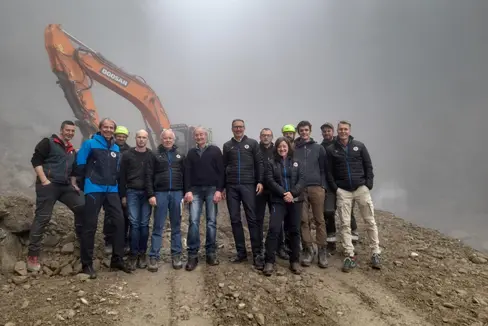 L'assessore provinciale alla Protezione Civile, il presidente Arno Kompatscher (nella foto il 7° da destra), ha visitato oggi (17 ottobre) il cantiere dei lavori sul rio del Monaco, a S. Nicolò in Val d’Ultimo. (Foto: USP/Maja Clara)