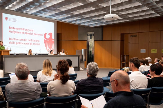 Le Consulte per gli anziani e i Consigli comunali degli anziani svolgono importanti compiti a livello locale. L’assessora provinciale agli Anziani Pamer ha inoltre illustrato quali siano i compiti che la Provincia, le Comunità comprensoriali e i Comuni hanno in questo ambito. (Foto: USP/Fabio Brucculeri)