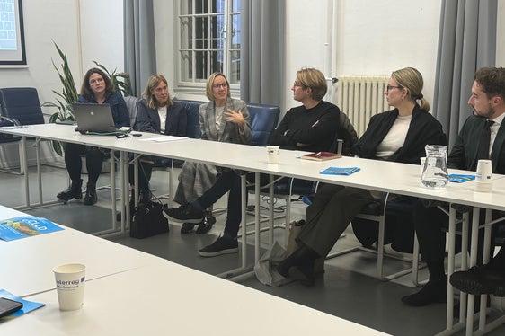 Magdalena Amhof (terza da sinistra), assessora provinciale all'Europa, ha parlato ai giovani diplomatici. (Foto: USP/Karin Leiter)