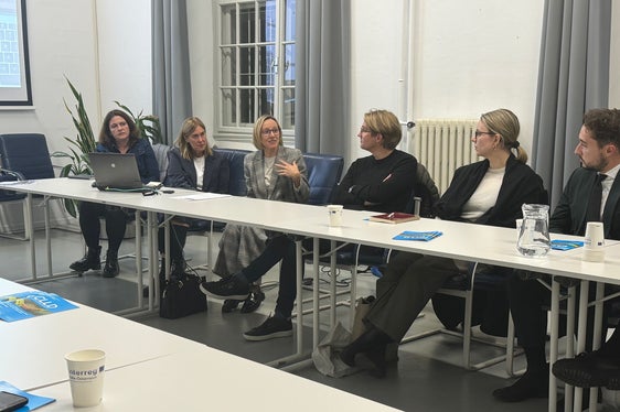 Europa-Landesrätin Magdalena Amhof (Dritte von links) sprach mit den Jungdiplomatinnen und Jungdiplomaten. (Foto: LPA/Karin Leiter)