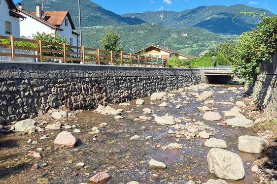 Die Wildbachverbauung hat die Bauarbeiten im Aschlerbach in Gargazon nach der Winterpause im Juni abgeschlossen. (Foto: LPA/Landesamt für Wildbach- und Lawinenverbauung Süd in der Agentur für Bevölkerungsschutz)