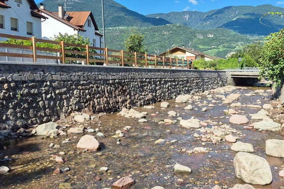 Die Wildbachverbauung hat die Bauarbeiten im Aschlerbach in Gargazon nach der Winterpause im Juni abgeschlossen. (Foto: LPA/Landesamt für Wildbach- und Lawinenverbauung Süd in der Agentur für Bevölkerungsschutz)