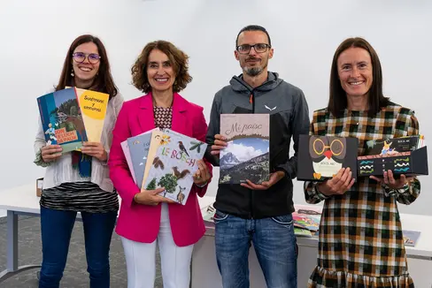 Le Ciamp pedagogich á lauré fora materiai didatics nüs por les scores primares tles valades ladines: Sara Ploner (colaboradëssa), Maria Kostner (direturia dl Ciamp pedagogich), Bruno Ferdigg (colaboradú), Veronica Rubatscher (colaboradëssa) (Foto: USP/Intendënza y Cultura Ladina)