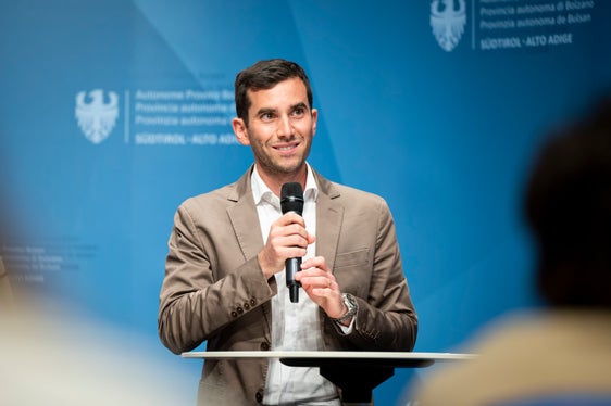 Der Geschäftsführer des Südtiroler Jagdverbands Benedikt Terzer verwies auf die Zahlen der Kitzrettungssaison 2025: 995 freiwillige Kitzretter, 105 beteiligte Jagdreviere, 12.816 aufgebrachte ehrenamtliche Stunden, 2318 gerettete Kitze. (Foto: LPA/Fabio Brucculeri)