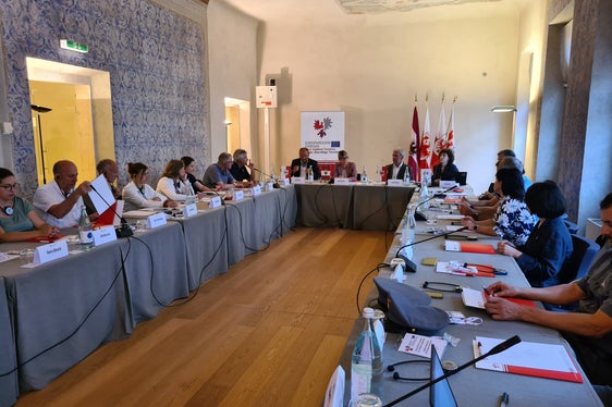 Die großen Beutegreifer, deren Management und die entsprechende Prävention standen in den vergangenen zwei Tagen im in Rovereto und in Lessinia im Mittelpunkt eines euregionalen Treffens. Im Bild der Informations- und Diskussionsabend in Rovereto (Foto: Presseamt Trentino)