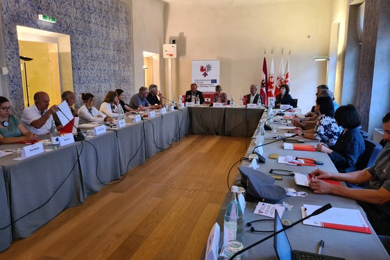 I grandi carnivori, la loro gestione e la relativa prevenzione sono stati al centro di un incontro dell'Euregio svoltosi ieri e oggi a Rovereto e in Lessinia: nella foto la serata informativa e di discussione a Rovereto. (Foto: Ufficio stampa Provincia autonoma di Trento)