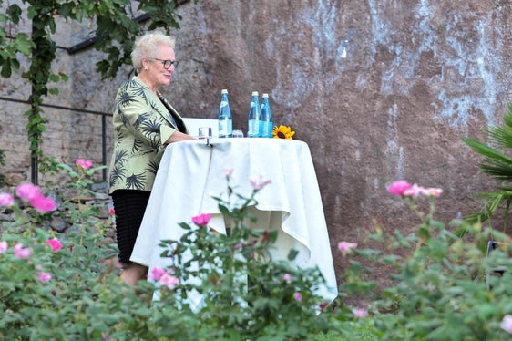 Die ehemalige Leiterin der Fortbildungsakademie Monika Oberhofer erzählte Anekdoten aus den Anfängen. (Foto: LPA/Paul Dibiasi)