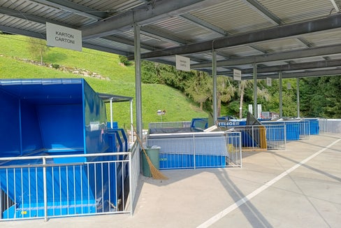 Ora è stata stabilita una chiara distinzione tra centri di riciclaggio e isole ecologiche. Entro un anno ogni Comune deve adeguare le isole ecologiche ai nuovi requisiti. (Foto: USP)