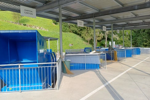 Zwischen Recyclinghöfen und Wertstoffinseln wird jetzt klar unterschieden. Jede Gemeinde muss ihre Wertstoffinseln innerhalb eines Jahres an die neuen Vorgaben anpassen. (Foto: LPA)