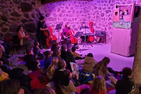 Circa 30 bambine e bambini hanno assistito al teatro delle marionette insieme a genitori e nonni in occasione dell'ultimo Giovedì dell'Euregio del 2022. (Foto: Euregio/Armin Gluderer)