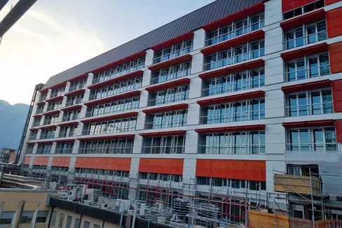 Der Westflügel des Krankenhauses Bozen, auch roter Turm genannt, wurde mit Hilfe von Geldern aus dem nationalen Aufbaufonds PNRR erdbebensicher umgebaut und modernisiert. (Foto: LPA)