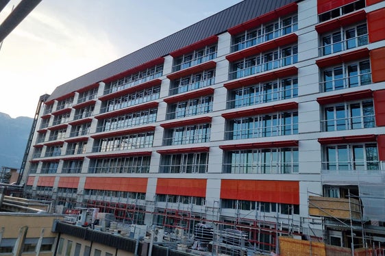 Der Westflügel des Krankenhauses Bozen, auch roter Turm genannt, wurde mit Hilfe von Geldern aus dem nationalen Aufbaufonds PNRR erdbebensicher umgebaut und modernisiert. (Foto: LPA)