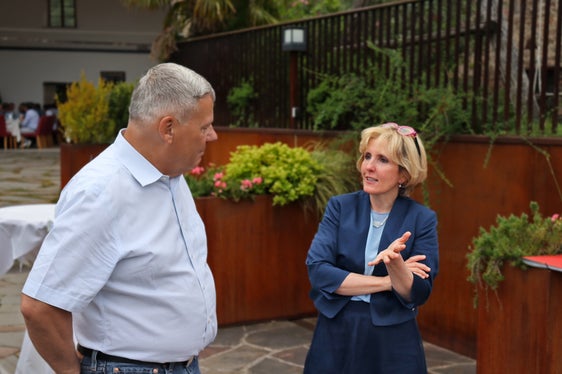 L’assessora provinciale all’Edilizia abitativa Waltraud Deeg in colloquio con Ditmar Joest, presidente del Comitato tecnico per la progettazione della Federazione degli istituti di edilizia abitativa della Germania sudoccidentale (Foto: LPA/VdW/Renè Tumler)