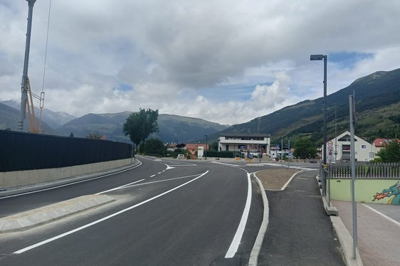 Minore velocità del traffico, aumentando la sicurezza per i pedoni, e una viabilità più consona sono garantiti in particolare dall’allargamento della strada principale (SS 40), che ha reso possibile la separazione delle corsie con isole spartitraffico. Nell’area dell’incrocio, lungo la corsia sud della SS40 è stato realizzato un muro antirumore a tutela delle abitazioni più prossime. (Foto: USP/Dipartimento Infrastrutture e Mobilità)