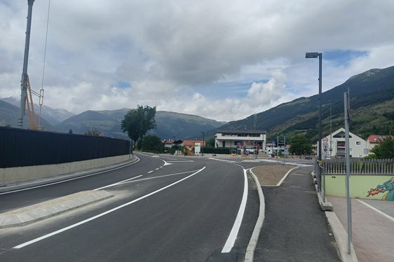 Minore velocità del traffico, aumentando la sicurezza per i pedoni, e una viabilità più consona sono garantiti in particolare dall’allargamento della strada principale (SS 40), che ha reso possibile la separazione delle corsie con isole spartitraffico. Nell’area dell’incrocio, lungo la corsia sud della SS40 è stato realizzato un muro antirumore a tutela delle abitazioni più prossime. (Foto: USP/Dipartimento Infrastrutture e Mobilità)