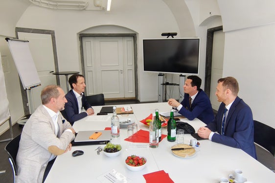 Dai 20 ai 22 de ma é na delegaziun dl'Intendënza y Cultura ladina jüda a vijité le raiun linguistich rumanc ti Grijiuns: (da man ciampa a man dërta) Markus Solinger, Andreas Gabriel, André Comploi y Mathias Stuflesser. (Foto: USP/Intendënza y Cultura ladina)