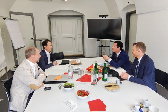 Visita della delegazione della Direzione Istruzione e Cultura ladina dal 20 al 22 maggio nella regione di lingua romancia dei Grigioni: (da sinistra a destra) Markus Solinger, Andreas Gabriel, André Comploi e Mathias Stuflesser durante una conversazione. (Foto: USP/Direzione Istruzione e Cultura ladina)