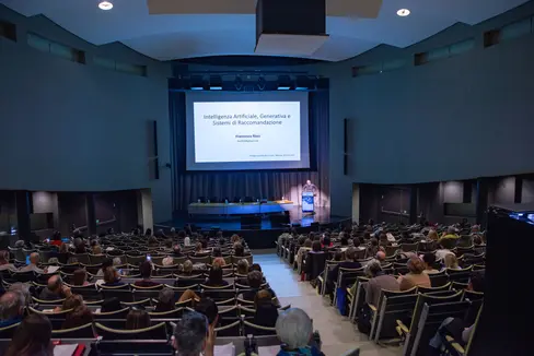 Si è tenuto oggi (19 marzo) all'Eurac un convegno su “Intelligenza artificiale e scuola” organizzato dalla Direzione Istruzione e Formazione italiana in collaborazione con l’Università di Bolzano. Primo relatore il professor Francesco Ricci (Foto: ASP/Greta Stuefer)