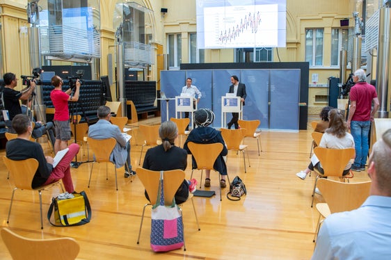 Im Innenhof des Landhauses 1 haben heute Landesrat Achammer und Abteilungsdirektor Luther den neuen Arbeitsmarktbericht vorgestellt. (Foto: LPA/Fabio Brucculeri)
