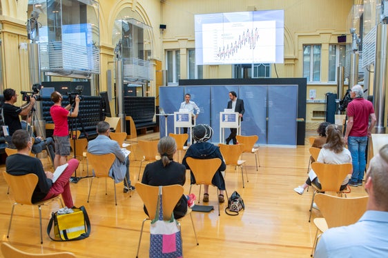 Nel cortile interno di Palazzo Widmann l'assessore provinciale Achammer e il direttore di Ripartizione Luther hanno presentato oggi il nuovo Rapporto sul mercato del lavoro. (Foto: ASP/Fabio Brucculeri)