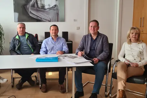 Nella foto da sinistra a destra (foto pre-pandemia): Davide Gemmellaro, capo Dipartimento Edilizia, Libro fondiario, Catasto e Patrimonio e RUP del procedimento; il geologo Claudio Carraro; Luca Cardinali, funzionario dell'assessorato, l'assessore Massimo Bessone e Maria Pia Nigro, vicedirettrice dell’Ufficio Affari amministrativi della Ripartizione Edilizia. (Foto: ASP)